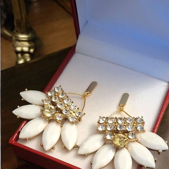 Elegant Gold and White Earrings - Picture 3 of 3